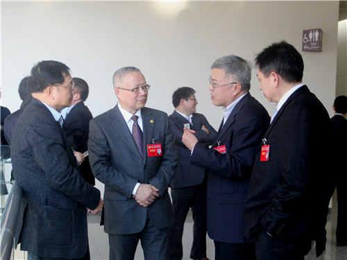 杨德钧、李栋�、臧志军、吕建中委员（由左至右）会间交流
