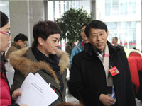 王萍委员（左）和沈伟涛委员在咨询活动现场