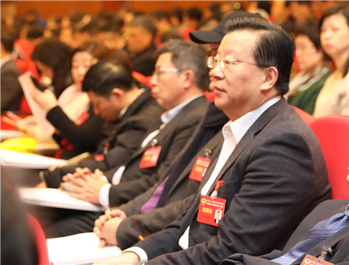 陈永亮委员（右二）在大会发言现场