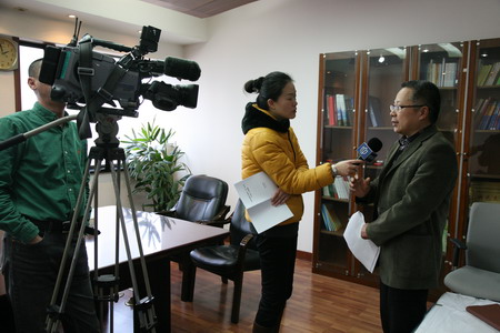李栋�副主委接受上海电视台采访