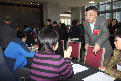 臧志军委员在咨询现场