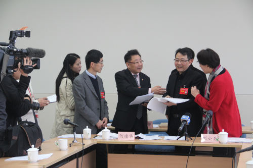 刘小兵委员向大家讲解政府预算报告
