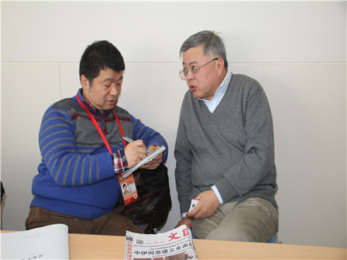 臧志军委员（右）在接受媒体采访