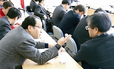委员们在讨论修改市政协2016年工作要点（草案），右为彭颖红