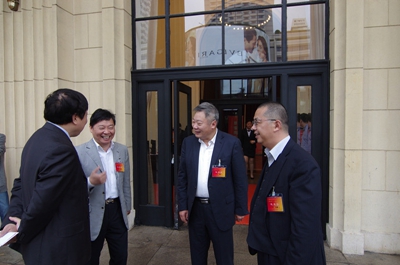 代表们会间交流