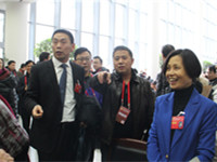 梁顺龙委员（左一）和王敏委员（右）在咨询活动现场