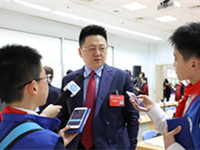 金炜委员接受小记者采访