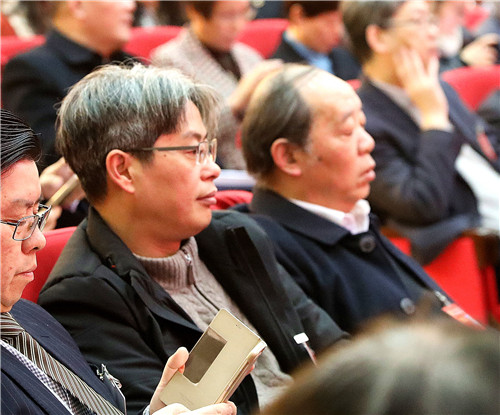 沈伯明委员（中）在大会发言现场
