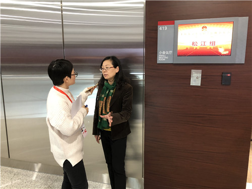 俞悦代表接受记者采访
