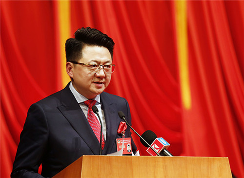 金炜作大会发言