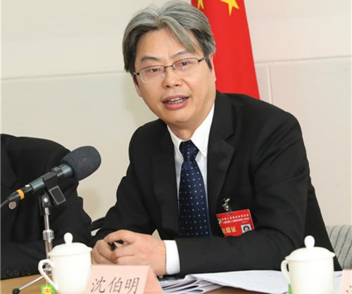 沈伯明委员在小组讨论现场