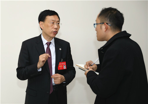 沈伟涛委员（左）接受采访