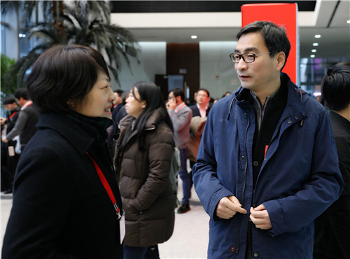 朱成钢委员（右）参加市政协全会现场咨询活动