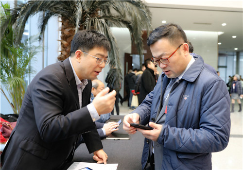 唐巍委员（右）参加市政协全会现场咨询活动