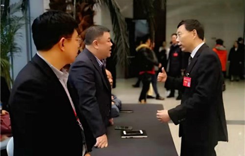 沈伟涛委员（右）参加市政协全会现场咨询活动