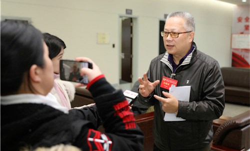 李栋�委员（右）接受采访