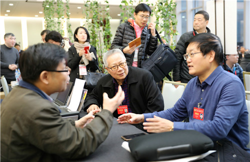 李栋�（中）、周武忠委员（右）参加市政协全会现场咨询活动