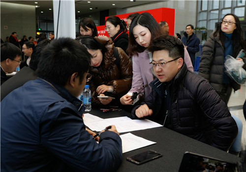 金炜委员（右）参加市政协全会现场咨询活动