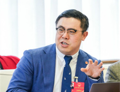 沙青青代表在分组讨论会场