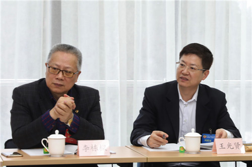 王光贤、李栋�委员在分组讨论会场