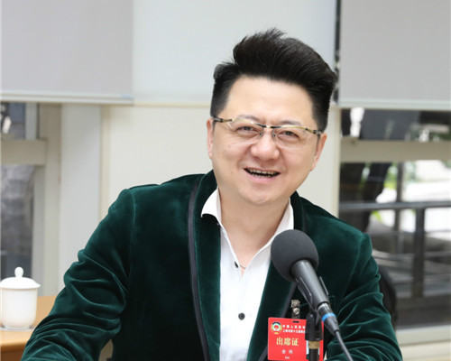 金炜委员在分组讨论会场