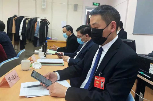 梁顺龙委员参加在线咨询