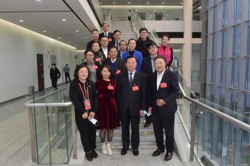 民革界别委员在会场外合影