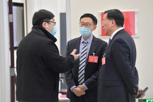 王淳、沈伟涛、陈永亮委员一起讨论提案