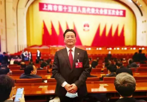 吴铭忠代表在市人代会开幕式会场