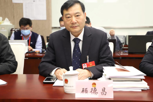 顾德昌代表参加市人代会小组讨论