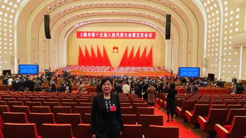 江天熙代表在市人代会开幕式会场
