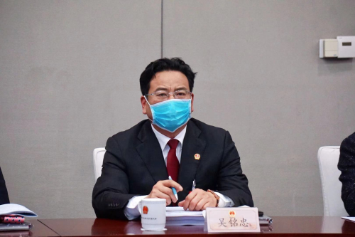 吴铭忠代表参加市人代会小组讨论