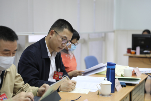吴晓晖委员参加政协全会小组讨论