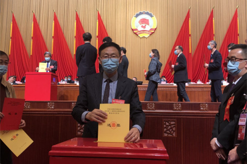 沈伟涛委员在市政协全体会议上投票