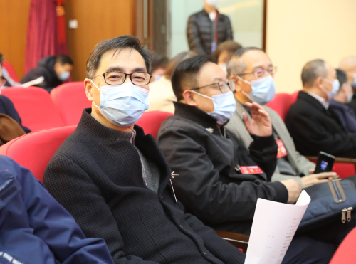 朱成钢委员在政协全会会议现场