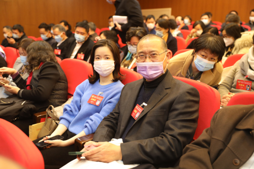 周祥委员（右）在政协全会会议现场