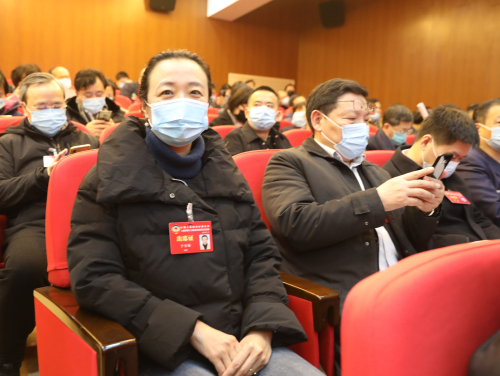 于雪梅委员在政协全会会议现场