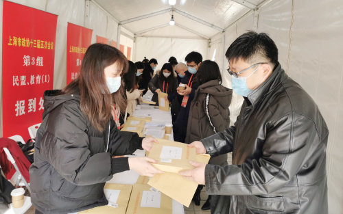 王淳委员（右）在大会报到处