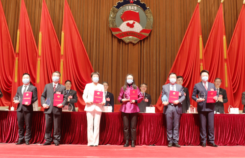 金炜委员（右一）被授予上海市政协委员优秀履职奖