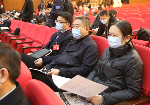 程金华、陈伟志、侯丹华委员（由左及右）在政协全会会议现场