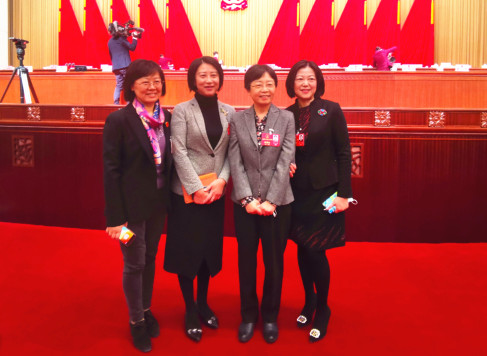 俞悦代表、金颖委员、高小玫代表、翟骏代表（由左及右）在大会现场