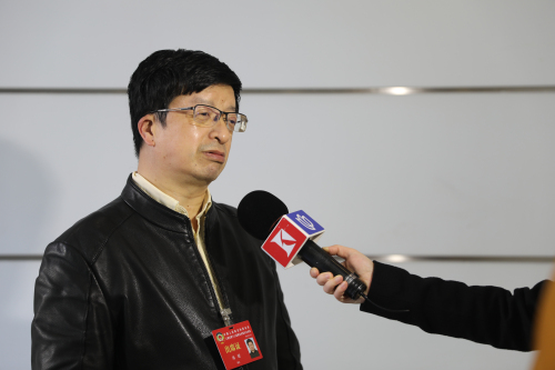 韩曙委员接受记者采访