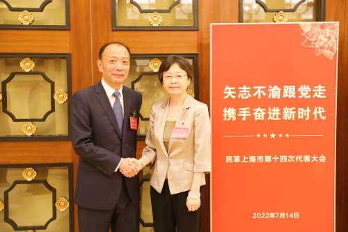 新老主委合影