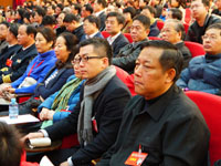 投入地聆听