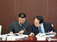 金可可代表（左）认真审阅文件