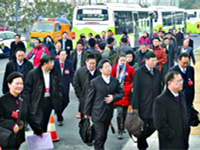 方方委员（左一）步入会场