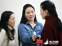 周桐宇委员（中）与其他委员讨论
