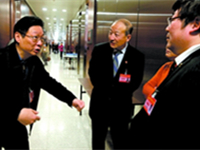 袁立代表（中）与其他代表讨论