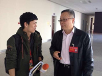 李栋�委员接受人民网记者采访