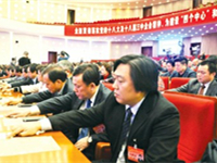 叶明代表（前）在投票